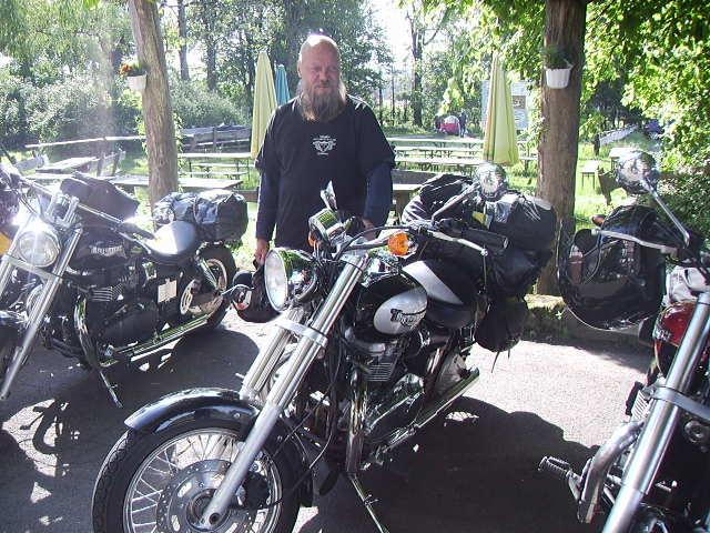 Treffen der Claner ,Oldtimer Cafe 069.jpg - Hugo und seine America